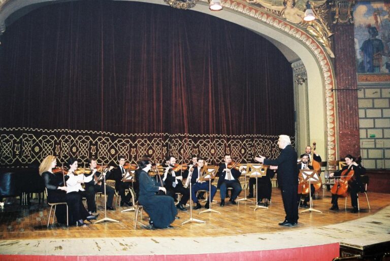 Orchestra de Cameră PHILARMONIA București și dirijorul Nicolae Iliescu